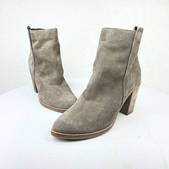 NWT DOLCE VITA Womens 10 Beige Perforated Ankle Boots Stacked Heels Side Zip Up - Picture 1 of 10